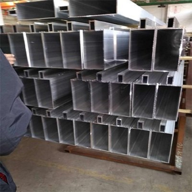 防火幕墻型材該怎么選擇 長期以來，建筑物的火災(zāi)時常發(fā)生，建筑物防火一直都是設(shè)計師注重的要點(diǎn)，特別是外裝飾幕墻防火，關(guān)乎著逃生，阻止火勢蔓的重要防線。防火幕墻也隨之應(yīng)運(yùn)而生。那么，防火幕墻的最重要部分—(圖3)